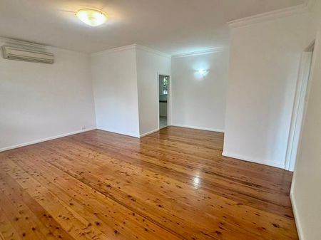 Well Maintained | Charming| Rare| Bright | Stylish| Two Bedder Villa in the heart of Eastwood - Photo 2