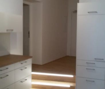 Einzigartige 2-Zimmer-Wohnung in top renoviertem Altbau mit Balkon ... - Photo 1