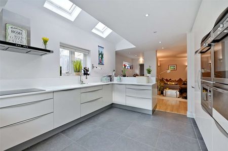 SHORT TERM - Updated four-bedroom period home situated in the heart of Cookham just 0.4 miles from the station. - Photo 5