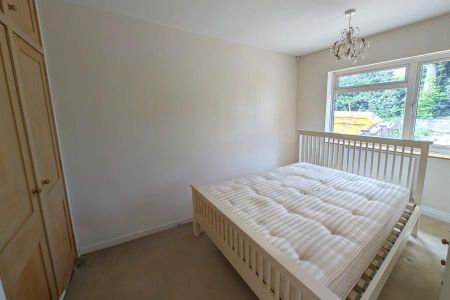 2 bedroom semi-detached bungalow to rent - Photo 3