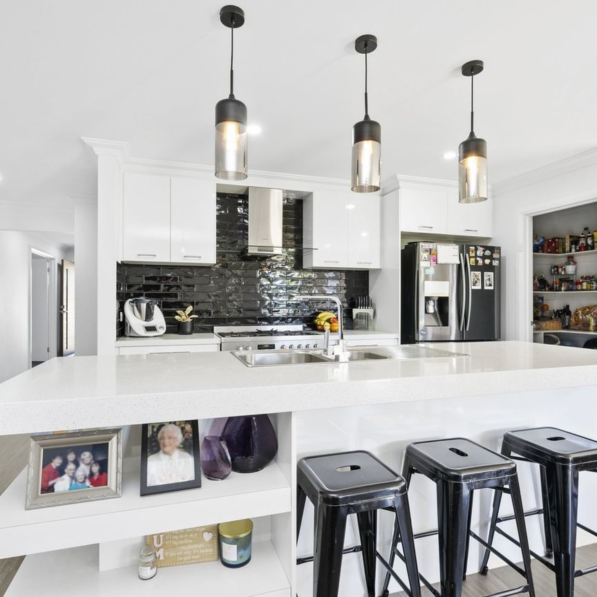 Spacious Family Home in a Prime Location - Photo 1
