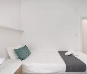 Room in a shared 7-bedroom apartment for rent in Lisbon. - Photo 3