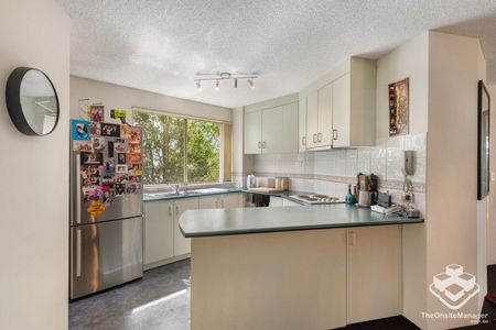 Spacious Apartment - Conveniently Located - Photo 2