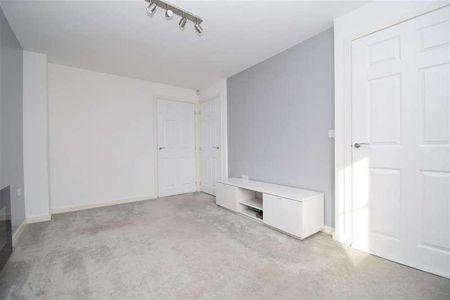 Rhubarb Hill, Wakefield, WF2 - Photo 2