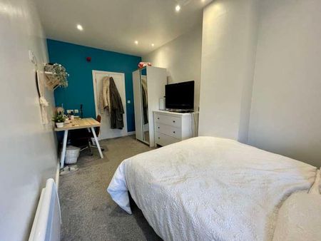 Luxury Bed Flat // Sept, LN2 - Photo 5