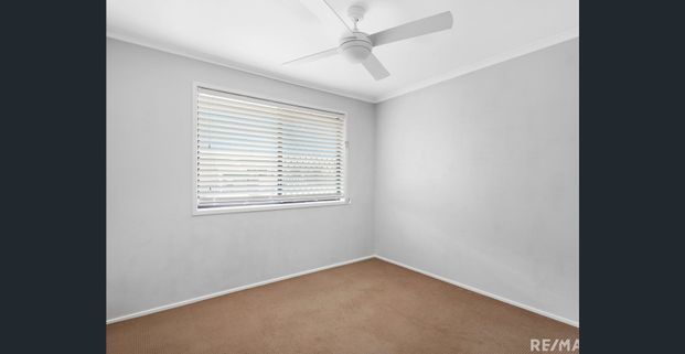 Stylish Renovated Townhouse Offering Low-Maintenance Living in Prime Burleigh Waters Location - Photo 1