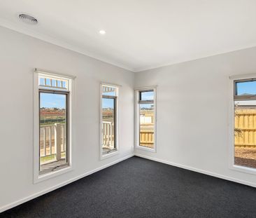 🏡 Brand New 4-Bedroom House in Eynesbury - Photo 1
