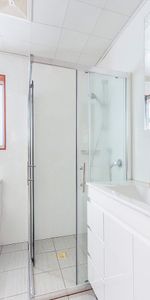 Charming One-Bedroom Granny Flat in Quiet, Convenient Location - Photo 3