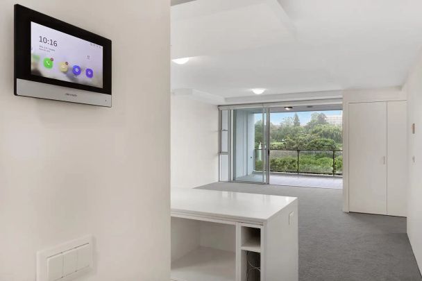 “Beautiful two-bedroom apartment overlooking Roma Street Parklands” - Photo 1