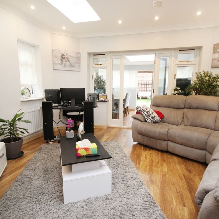 4 bedroom Property to rent - Photo 1