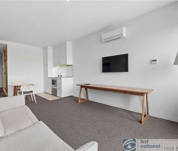 Beachside living! No parking BUT fully Furnished Apartment! - Photo 1