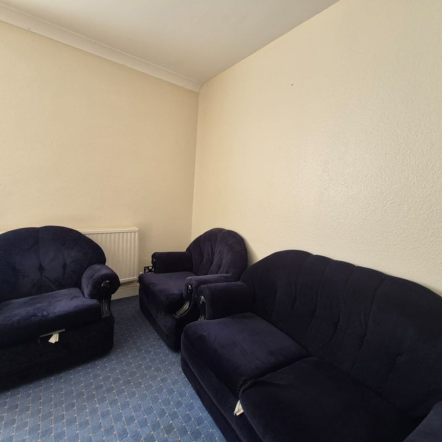 2 Bed Flat, Wayside, SW14 - Photo 1