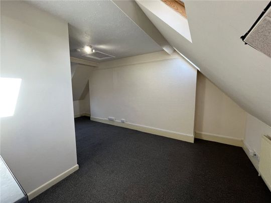 An unfurnished studio apartment on Cowley Road, suitable for a single occupier only. - Photo 1