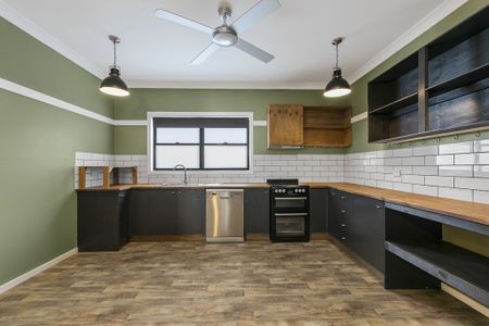 Private residence with large barn shed - Photo 4