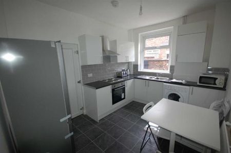 4 bedroom end of terrace house to rent - Photo 4