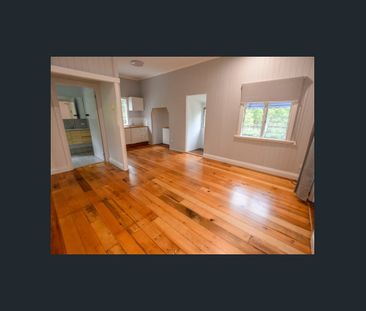 Exquisite Queenslander with original features, Close to town. - Photo 3