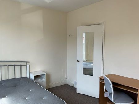 3 Bedroom Semi Detached To Rent in Lenton - Photo 3