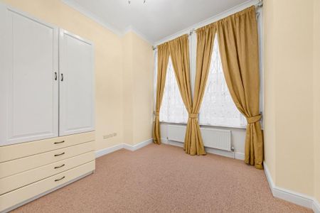 3 bedroom flat to rent - Photo 4