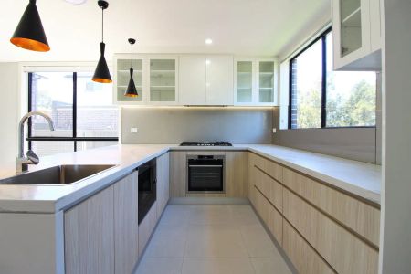 “Beautifully designed 4 bedroom corner home in Stanhope Gardens for Lease!” - Photo 4