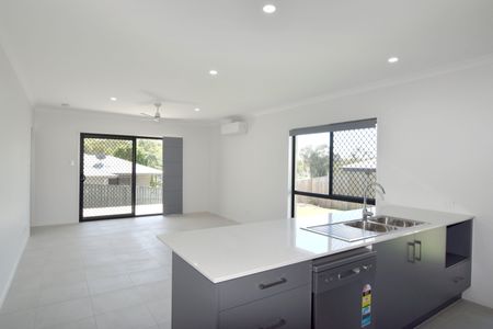 :: NEW FAMILY HOME IN POPULAR OASIS ESTATE - Photo 5