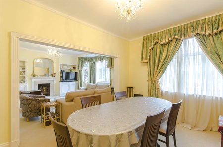 A lovely three bedroom mansion flat that has been finished to a high standard throughout. - Photo 2