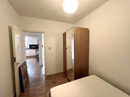 4 bedroom flat to rent - Photo 4