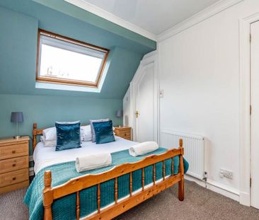 3 bedroom mews to rent - Photo 4