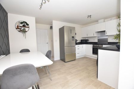 3 bedroom House To Let - Photo 3