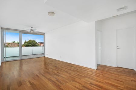 Bright Coastal Apartment Moments from Coogee Beach - Photo 5