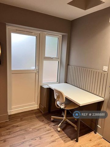 1 bedroom in a house share to rent - Photo 4