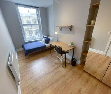 4 bedroom flat to rent - Photo 2