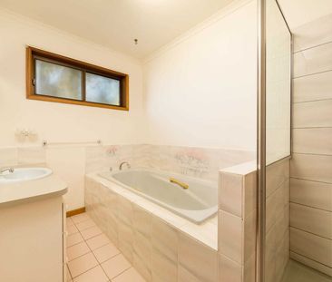 SPACIOUS FAMILY LIVING IN WEST WODONGA - Photo 6