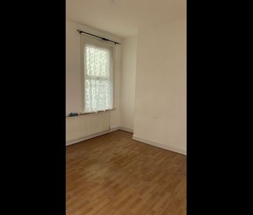 4 Bed Terraced House, Winter Avenue, E6 - Photo 4