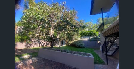 2-LEVEL CONTEMPORARY DUAL LIVING HOME LOCATED IN LEAFY CARINA HEIGHTS! - Photo 2