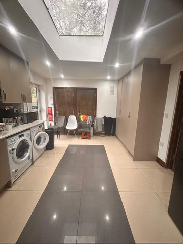 10 bedroom semi-detached house to rent - Photo 5