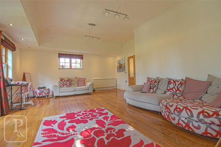 4 bedroom detached house to rent - Photo 2