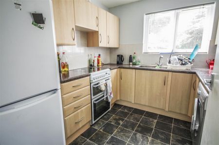 Heath Court, Dursley - Photo 4