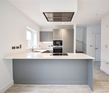 Well presented 2 bedroom terraced house situated at the prestigious... - Photo 5