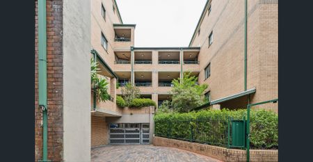 Inner-city residence in lifestyle/university precinct - Photo 2