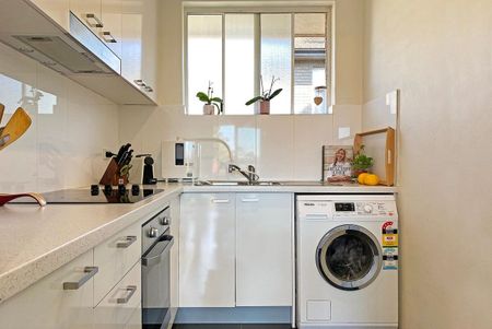 Bright Top-Floor Apartment in a Convenient Location - Photo 3