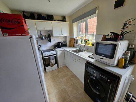 Watch Elm Close - Photo 3