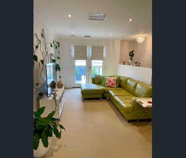 Townhouse close to La Trobe - Photo 1