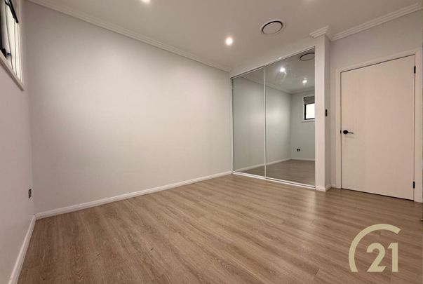 Stylish & Spacious 5 Bedroom Duplex in Prime Location! - Photo 1