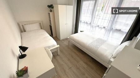 Room for rent in 4-bedroom apartment in Drimnagh, Dublin - Photo 4