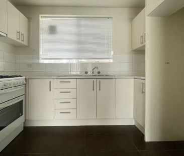 “LIGHT FILLED APARTMENT!” - Photo 1