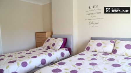 Twin bedroom in 5-bedroom apartment in Clondalkin, Dublin - Photo 4