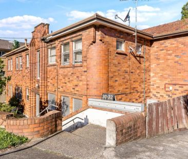 SPACIOUS TWO BEDROOM APARTMENT! - Photo 2