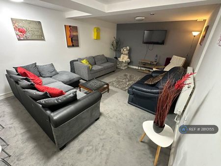 1 bedroom in a house share to rent - Photo 2
