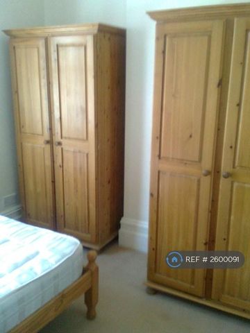 1 bedroom in a flat share to rent - Photo 3