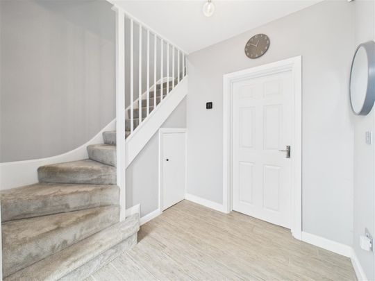 4 bedroom Detached house to rent - Photo 1